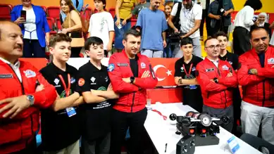 Bayraktar, TEKNOFEST Yarışmacılarıyla Buluştu